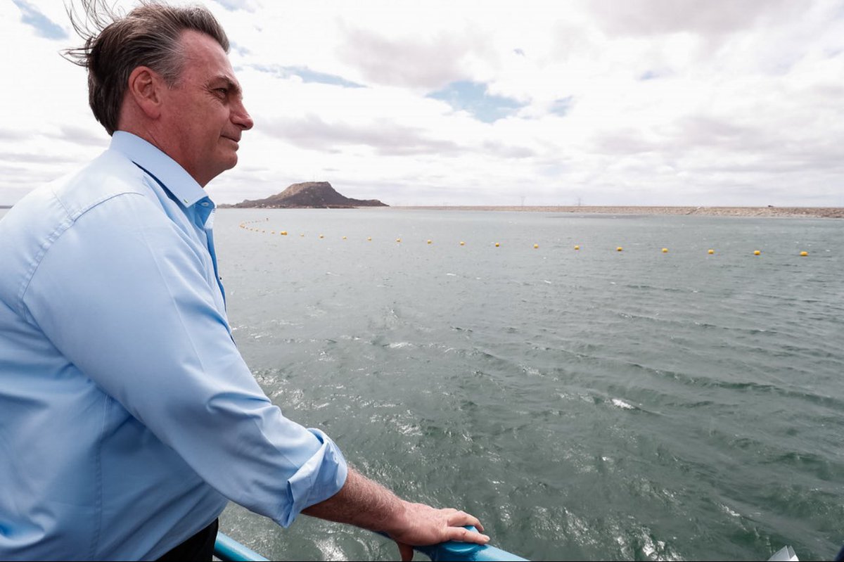 TEM MUITO MAIS SOBRE <a href="/jairbolsonaro/">Jair M. Bolsonaro</a> QUE NÃO CONTARAM A VOCÊ!

• Ofereceu descontos de até 92% no FIES, libertando milhares de jovens de dívidas impagáveis.

• Validou a CNH por 10 anos e reduziu a indústria da multa com mudanças no Código de Trânsito.

• Atingiu crescimento