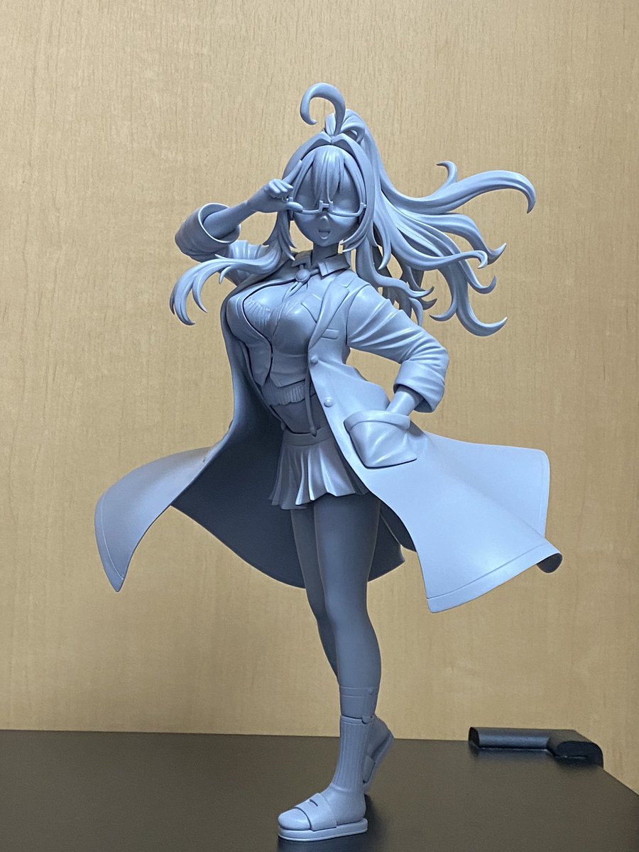 やっと楠莉先輩を磨き終えたから複製業者さんに送った！許諾降りたら連絡して複製に入ってもらう😌
顔は通常顔と塗装しやすい造形顔の2パターンを用意した。
組み立てて写真撮ったけど、変な光の当て方しちゃったからほっぺと鼻らへんが変になっちゃった😂
#100カノ
#薬膳楠莉
#WF2026W