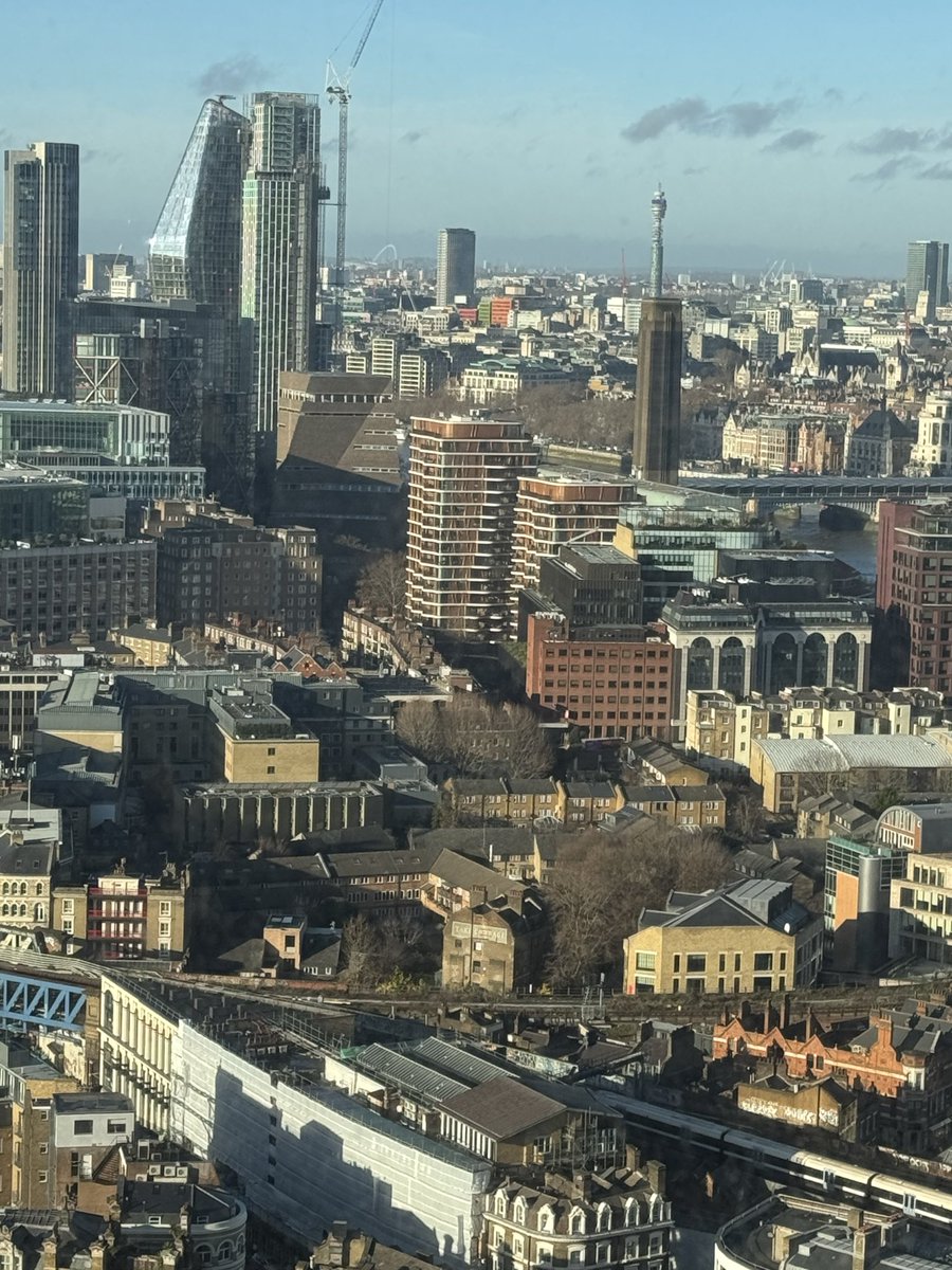 VictoriaHStream's tweet image. Hi from london! Which is why I am currently offline from streaming!