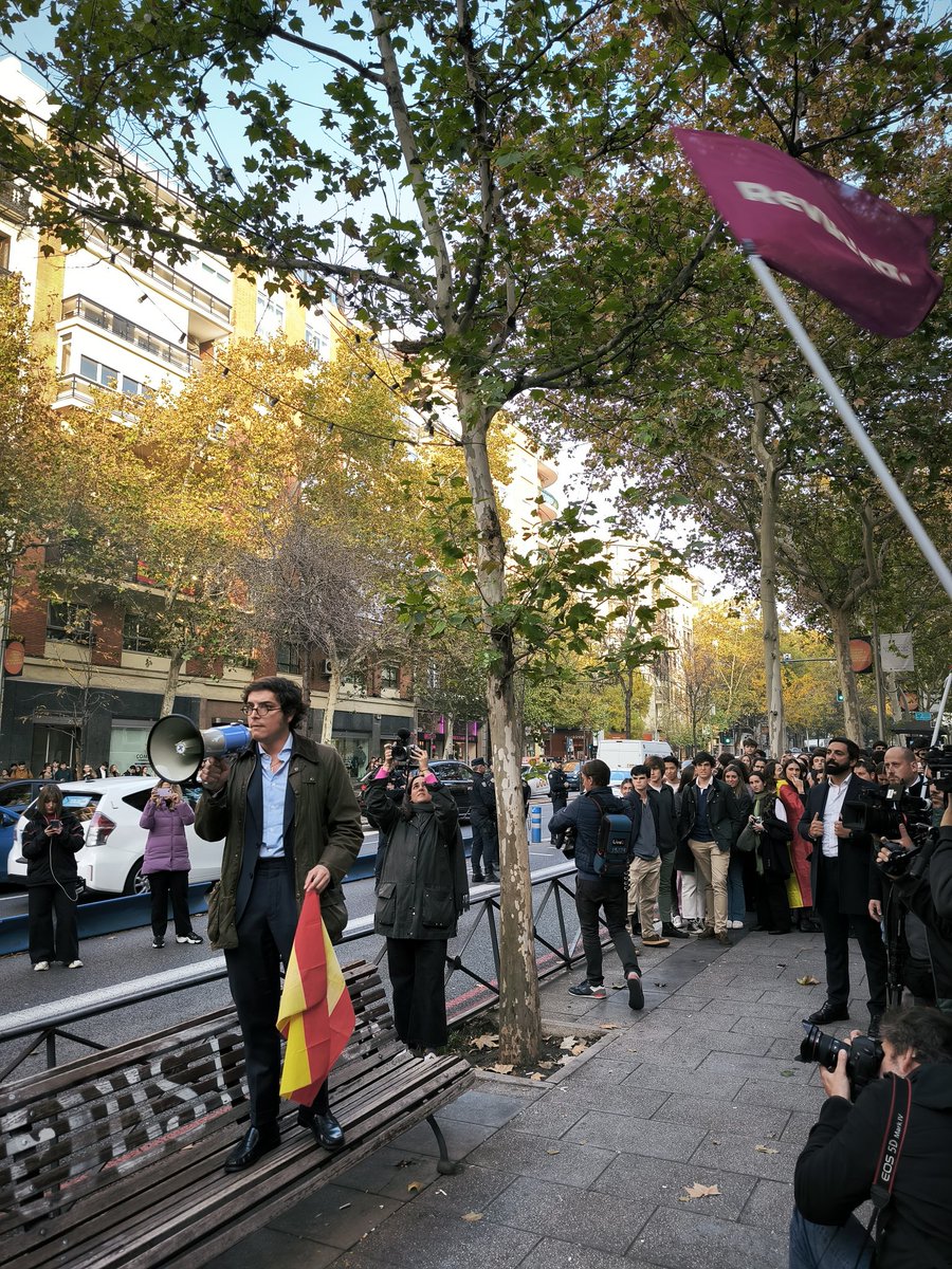 <a href="/vox_asturias/">VOX Asturias</a> <a href="/FigaredoJoseM/">Jose María Figaredo</a> FRIGODEDO! devolver la pasta a las víctimas de la Dana.
Exdirigentes de Revuelta, la rama juvenil de Vox, acusan a la organización de desviar fondos recaudados para la Dana.
Déjate de balizas y de carga fiscal .. SINVERGÜENZA!