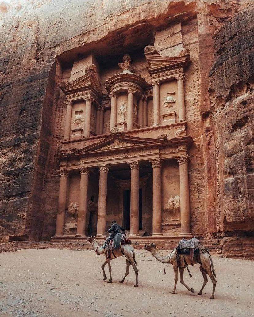 archeohistories's tweet image. Petra, the ancient city nestled in the southern Jordanian desert 🇯🇴, is one of the most iconic and awe-inspiring archaeological sites in the world. Carved into the red sandstone cliffs, Petra was the capital of the Nabataean Kingdom from 4th Century BC - 106 CE, and flourished as…