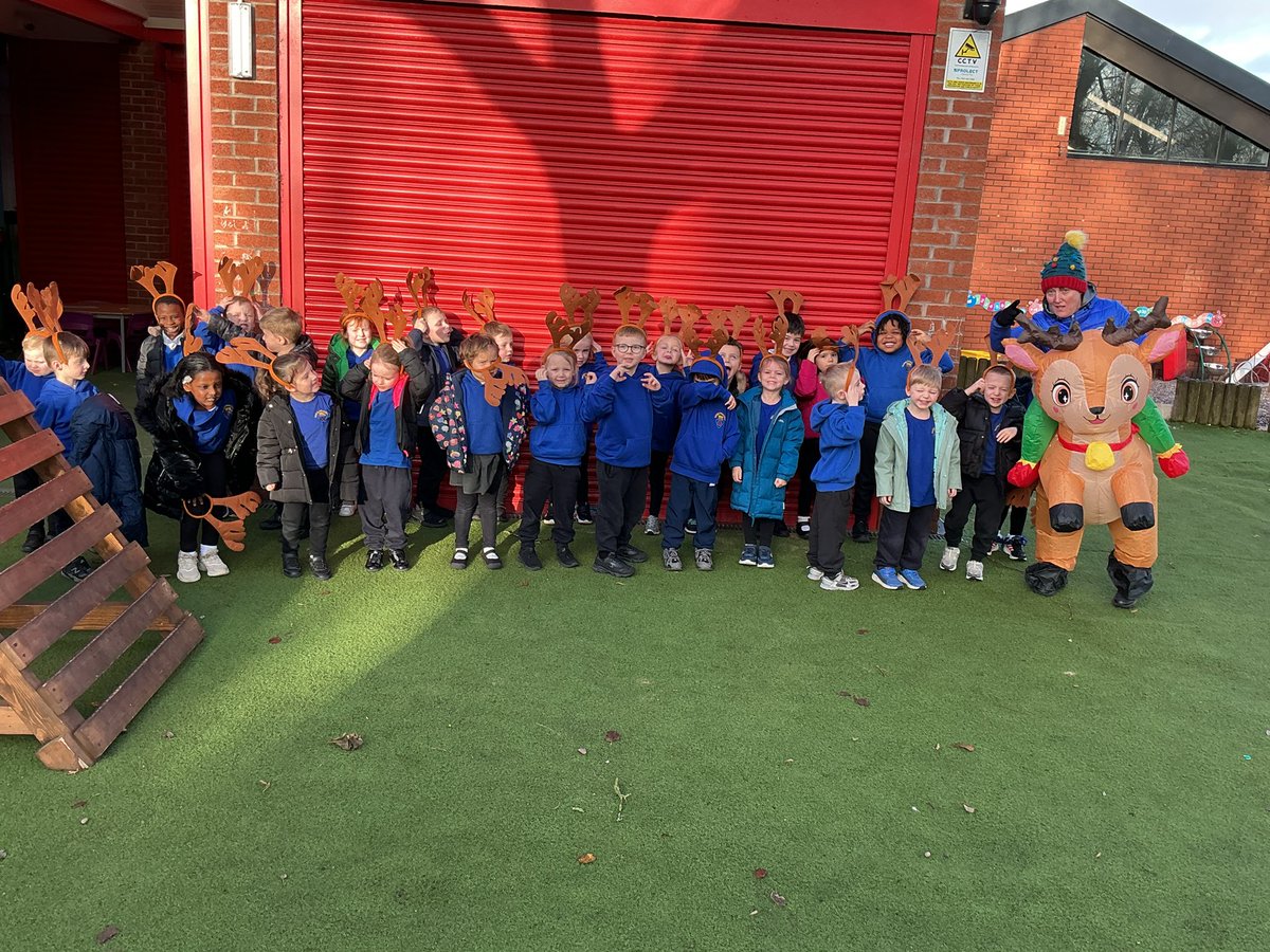 Parkfield's tweet image. Our EYFS children had a brilliant time in today’s Reindeer Run! 🦌💨 Wonderful teamwork, big smiles and lots of festive energy! 🎄✨ #EarlyYears #ReindeerRun