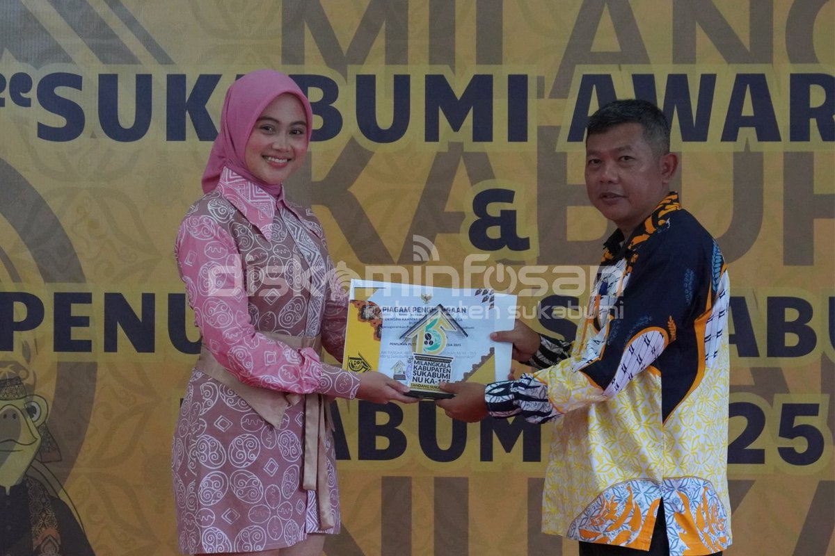 Pemkab Sukabumi menyerahkan Sukabumi Award 2025 kepada 112 pegawai dan masyarakat berprestasi.

Ajang ini menjadi puncak HJKS ke-155 sebagai bentuk apresiasi atas inovasi dan kontribusi bagi daerah.

Baca berita selengkapnya di👇🏻
web.sukabumikab.go.id/web/b/6188.asp

#SukabumiAward2025
