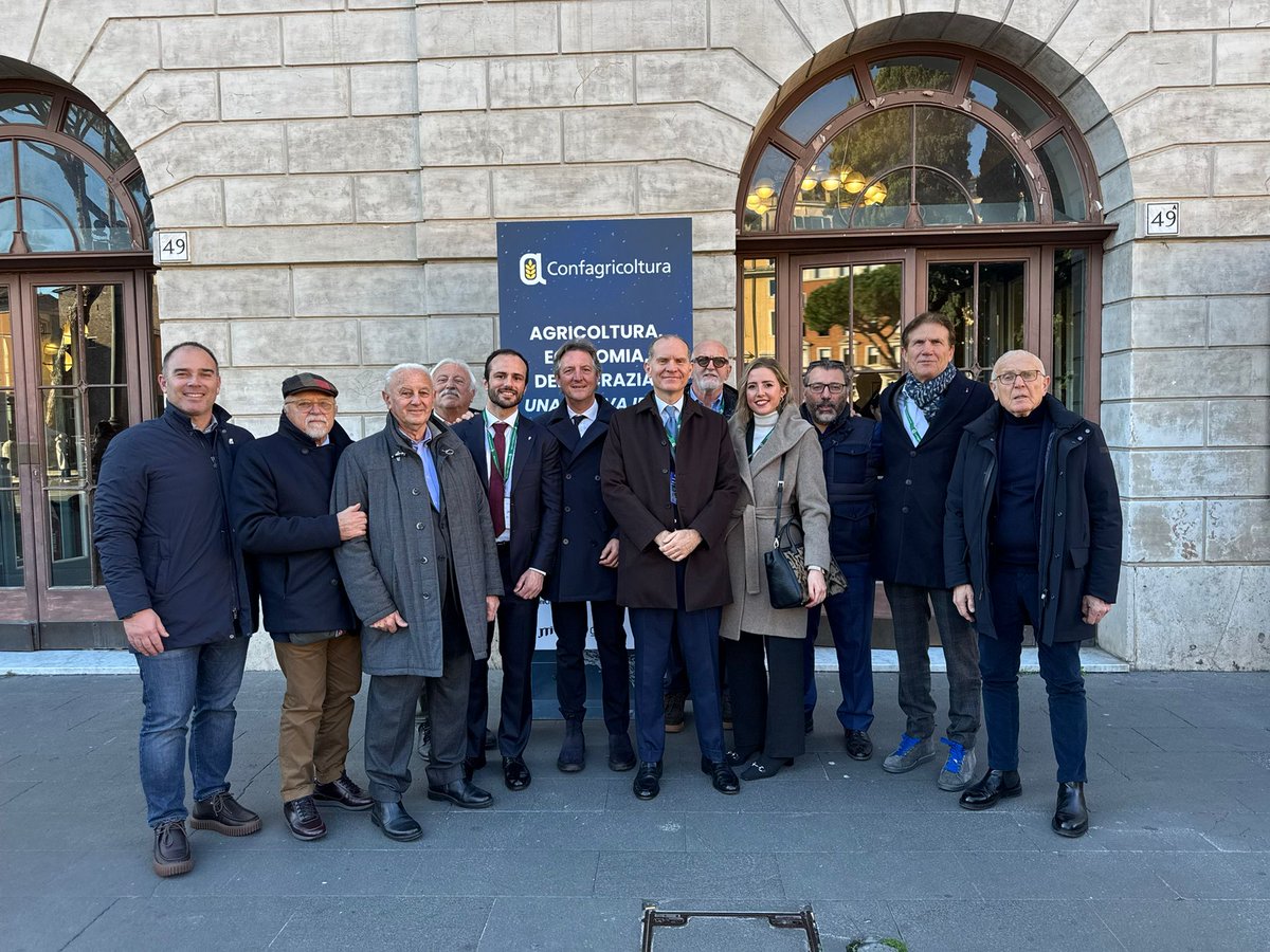 confagrimilo's tweet photo. Pacchiarini insieme al Direttore Nieto a una nutrita delegazione di consiglieri, a testimonianza dell’attenzione e del coinvolgimento del sistema agricolo lombardo nelle grandi scelte che attendono l’agricoltura italiana ed europea #confagricoltura https://t.co/mJbbHHKXDb
