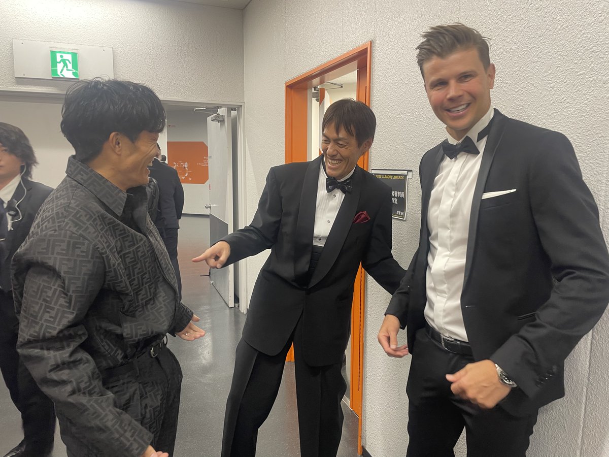 nge_official's tweet photo. Ｊリーグ功労選手賞を受賞したミッチから、グランパスファミリーへの皆さんへメッセージが届きました✉️✨

ミッチ、受賞おめでとうございます👏

@MitchLangerak25
#YOUARETHEONE
#ランゲラック 
#楢﨑正剛
#稲垣祥
#Jリーグア��ォーズ 
#Jリーグ
#grampus
#グランパス https://t.co/A7Gwp9VThQ
