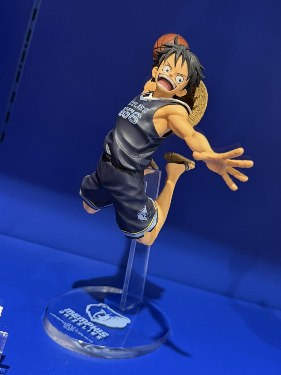 ONE PIECE BASE SHOPで展示されてる、ONE PIECE × NBA コラボルフィ