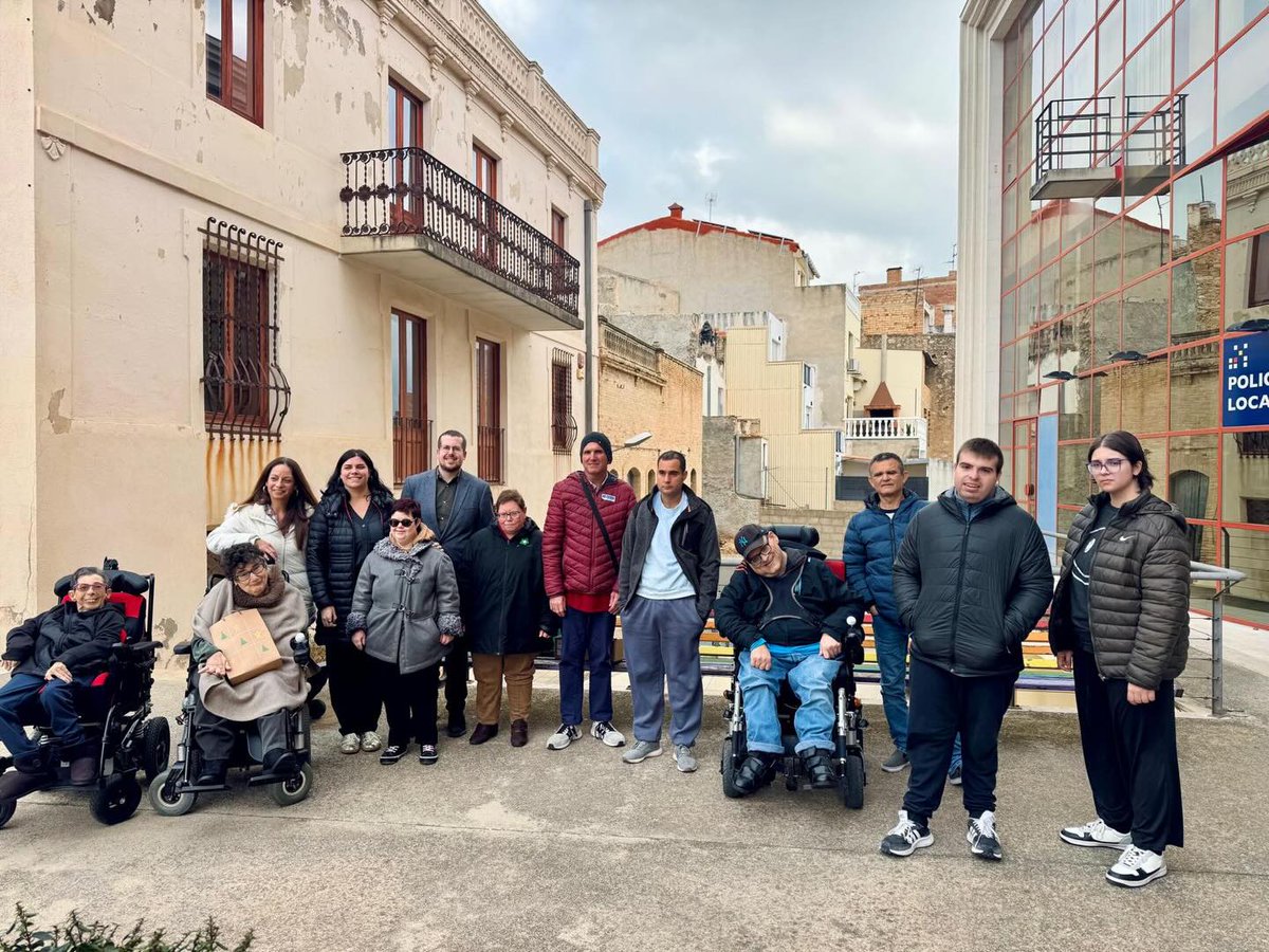 🎄 Avui, la Fundació Mercè Pla ha fet entrega de les seues 💌 postals de Nadal a l'Ajuntament d'Alcanar! 

😍 Els regidors Neus Sancho, Marc Chavalera i Mar Sancho han rebut als usuaris i les seues cartes, ✨ carregades de màgia i estima.