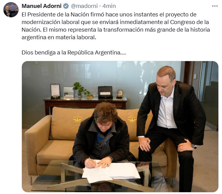 Apenas aterrizado de su vuelo proveniente de Oslo, Javier Milei firmó el proyecto de reforma laboral.