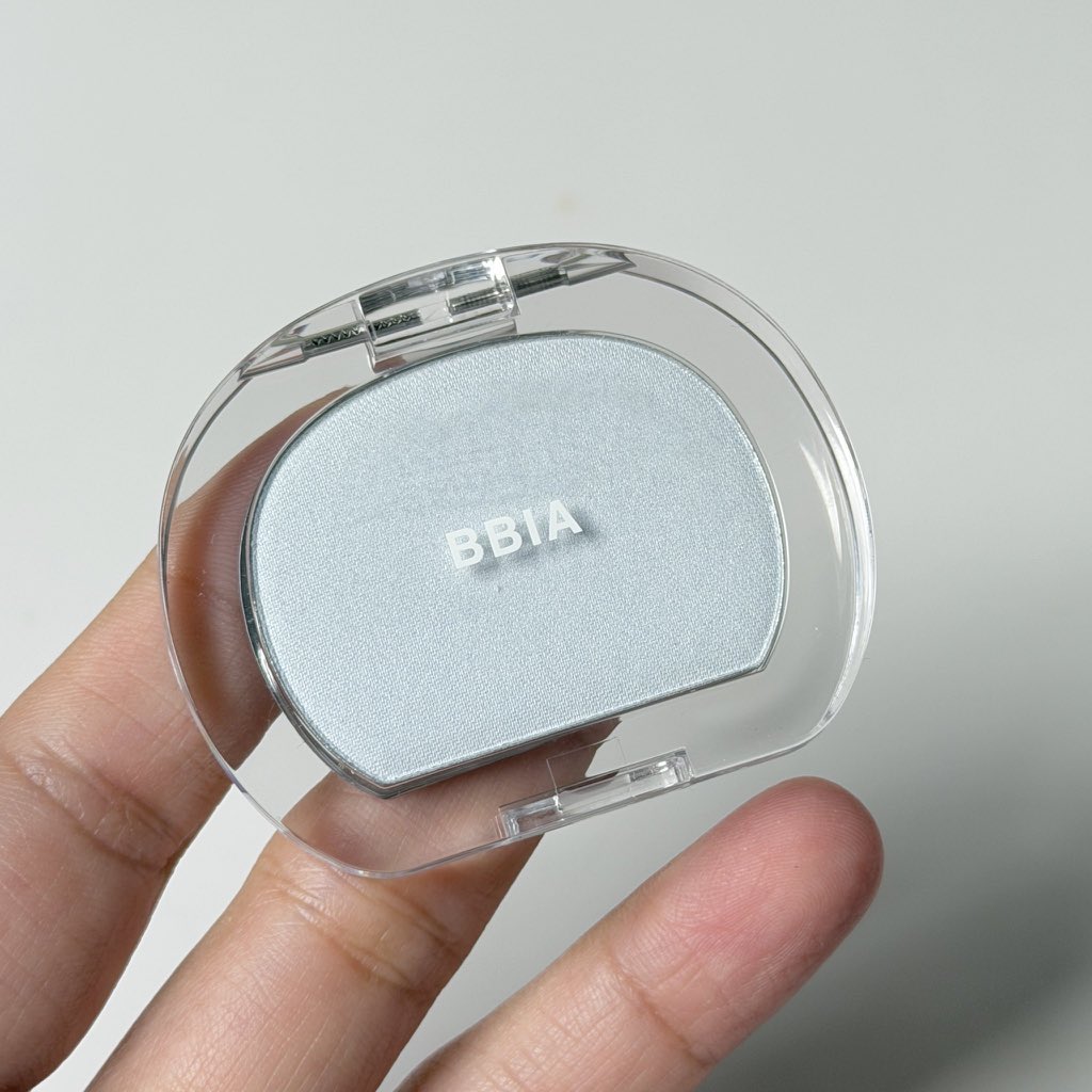 jjdoesitwork's tweet photo. เราใช้ของ bbia last blush สี forget me not คือนางเป็นแป้งสีฟ้าที่ผสมชิมเมอร์สีขาวนัวๆ นางไม่ได้มีประกายเป็นสีฟ้านะ เบสนางเป็นสีขาวกึ่งจะเป็นไฮไลท์เลยแหละ อันนี้เอาไว้ลงตามจุดสุดสูงๆ ตรงไหนบุบแล้วอยากงัด อยากให้มันมีแสง ก็เติมเข้าไป หรืออีกอย่างคือใช้ออนท็อปบลัชอีกทีก็สวย จะไม่ได้ช่วย correct เม็ดสีเท่าตัวอื่นๆ แต่เป็นฟีดเติมแสงมากกว่า แล้วเป็นแสงนัวๆอ่ะ ปัดทั่วหน้าบางๆ ผิวโคตรใส

📍https://t.co/kZUQXmkmtr

ถ้าอยากได้วาวกว่านี้ไป laka หรือ canmake เลย

📍https://t.co/hTyV1q3ZTW
📍https://t.co/kIFokFI7HG