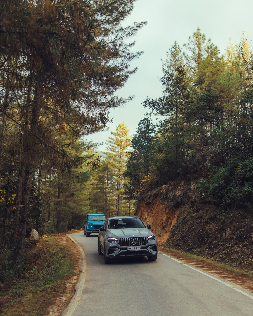 MercedesBenzInd's tweet photo. Feel the air shift as the road rises, hear the river curl past your tyres, and watch the day unfold in ways only Rajasthan can offer - where the desert turns every horizon into something unforgettable.

The Mercedes-Benz G-Tribe Rajasthan Escapades.
January 19th – 24th | Book your slots now.

#RajasthanEscapade #GTribe #MercedesBenzIndia