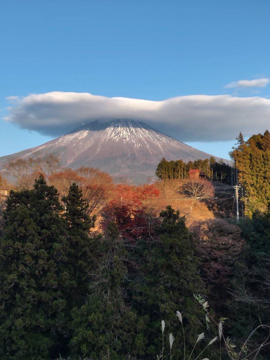 milcolover's tweet photo. 16:00頃白糸の滝付近で見た笠雲 https://t.co/7hREdUhCTQ