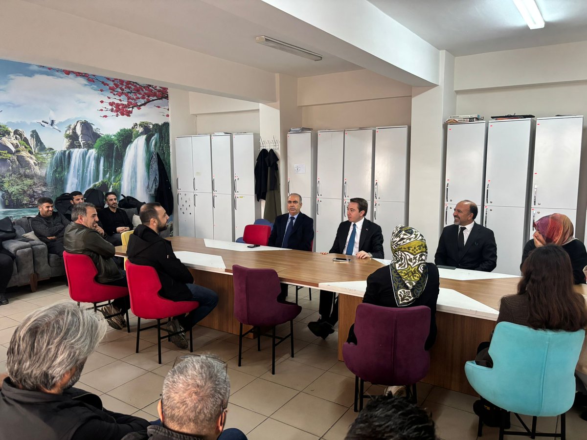 Kaymakam <a href="/Volkanhulur/">Volkan Hülür</a>; İlçe Milli Eğitim Müdürü <a href="/behcettekdemirr/">Behçet TEKDEMİR</a> eşliğinde İlçe Jandarma Komutanı, İlçe Toplum Sağlığı Hekimi ve İlçe Emniyet Müdürlüğünde görev yapan polis memuru ile birlikte Kariyer Günleri kapsamında Eğil Alpaslan Anadolu Lisesi öğrencileriyle bir araya geldi.