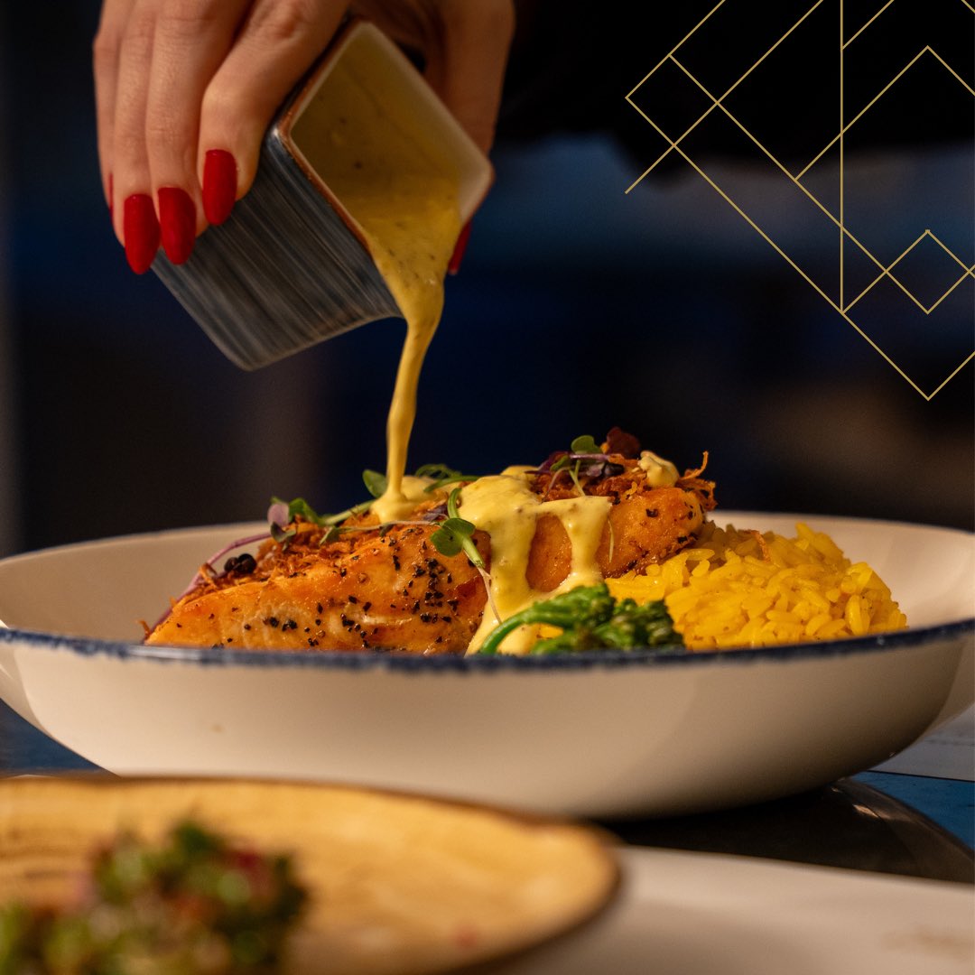 اذا تدور عن عشاء خفيف وفخم، السالمون المشوي في ڤيدرو هو الخيار الصح.
فيليه السالمون المشوي بإتقان، وعليه صوص الزعفران الكريمي بنكهة ناعمة وغنية تخلي الطبق مختلف عن أي سالمون جرّبته قبل.

اطلبه بزيارتك الجاية لڤيدرو، وبيكون طلبك الثابت في كل زيارة