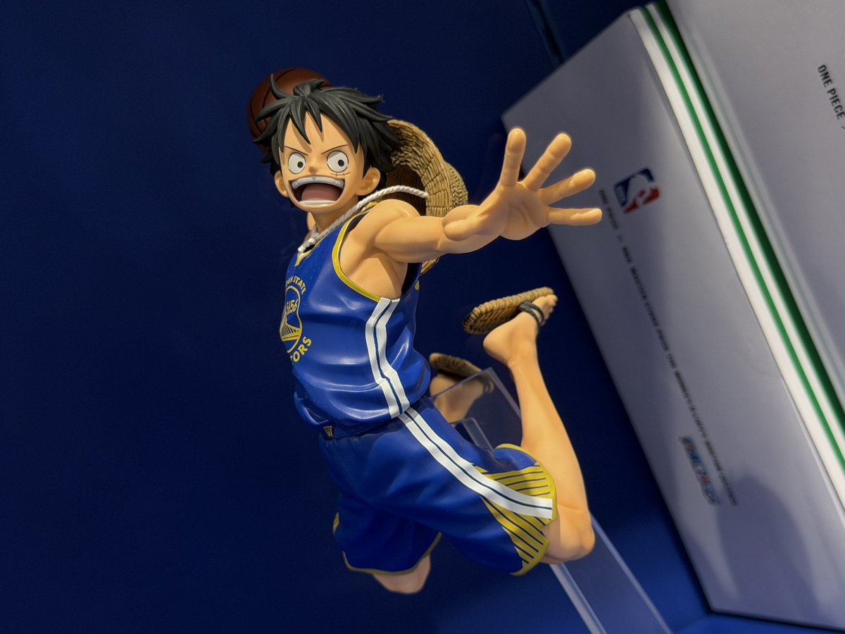 ONE PIECE BASE SHOPで展示されてる、ONE PIECE × NBA コラボルフィ