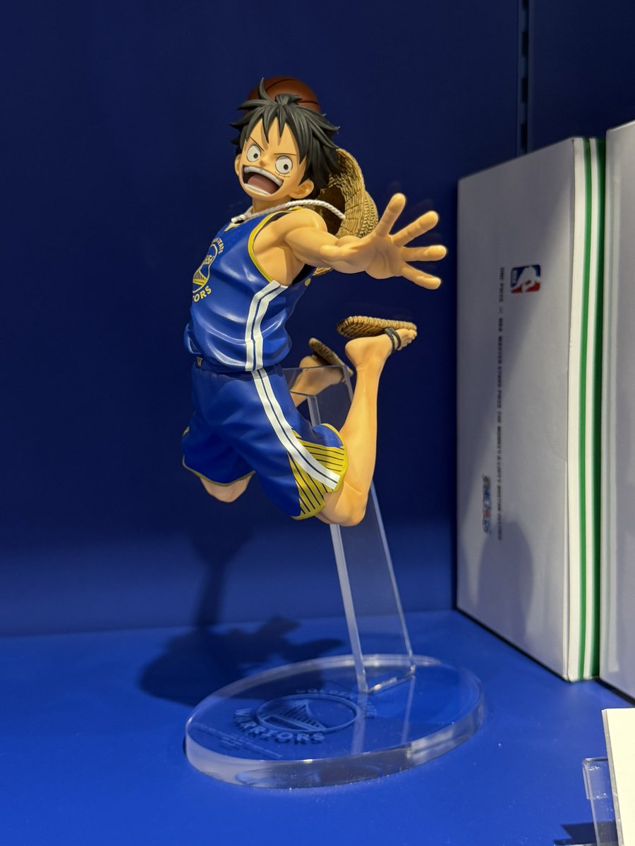 ONE PIECE BASE SHOPで展示されてる、ONE PIECE × NBA コラボルフィ