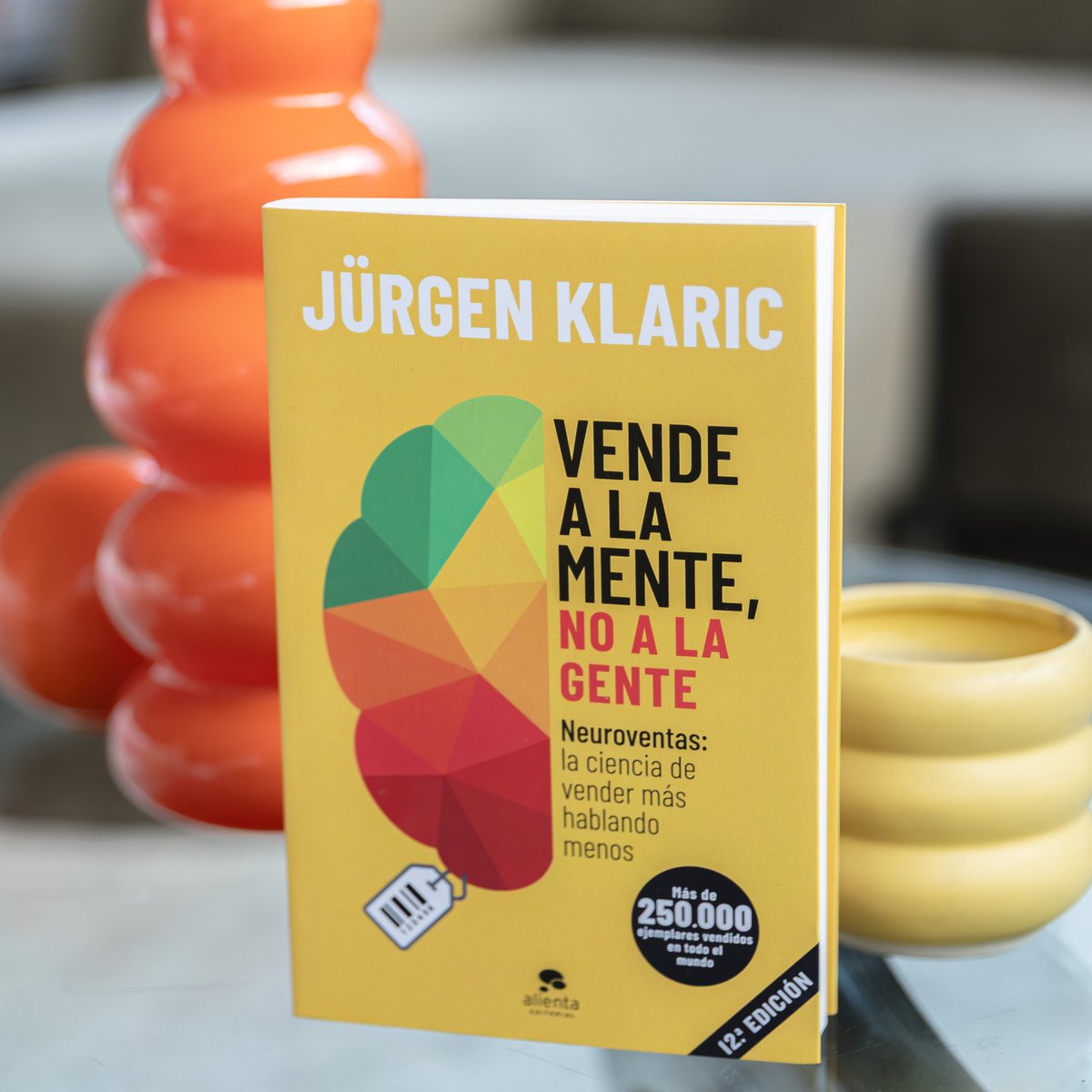 Alienta's tweet image. ¿Y si para vender más tuvieras que hablar menos y entender mejor el cerebro de tu cliente? 🧠

Descubre la ciencia de las neuroventas y conviértete en un vendedor imparable.

📖 «Vende a la mente, no a la gente», de Jürgen Klaric.