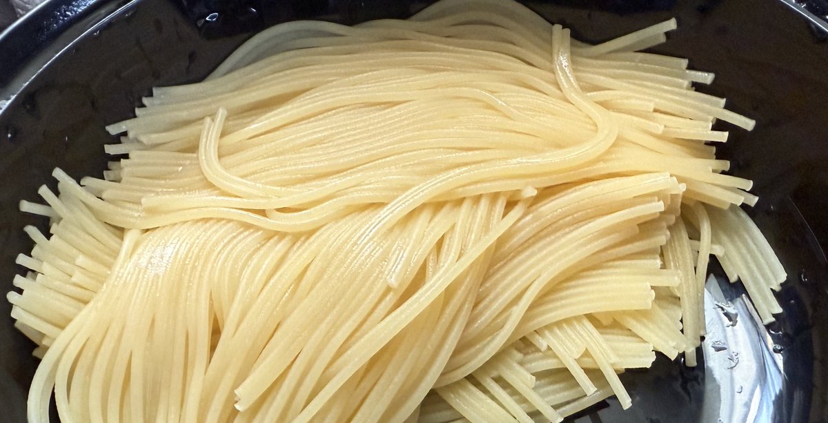 こんなふうに使ってますw
乾パスタ5分茹で100g←
二つ折りして水を入れ蓋をしないで500wレンジ11分→
加熱終えたら蓋をこのようにぴったり沈めてお湯切り←
あとは少し固まったパスタをここから熱いうちに箸でほぐして茹で完了→