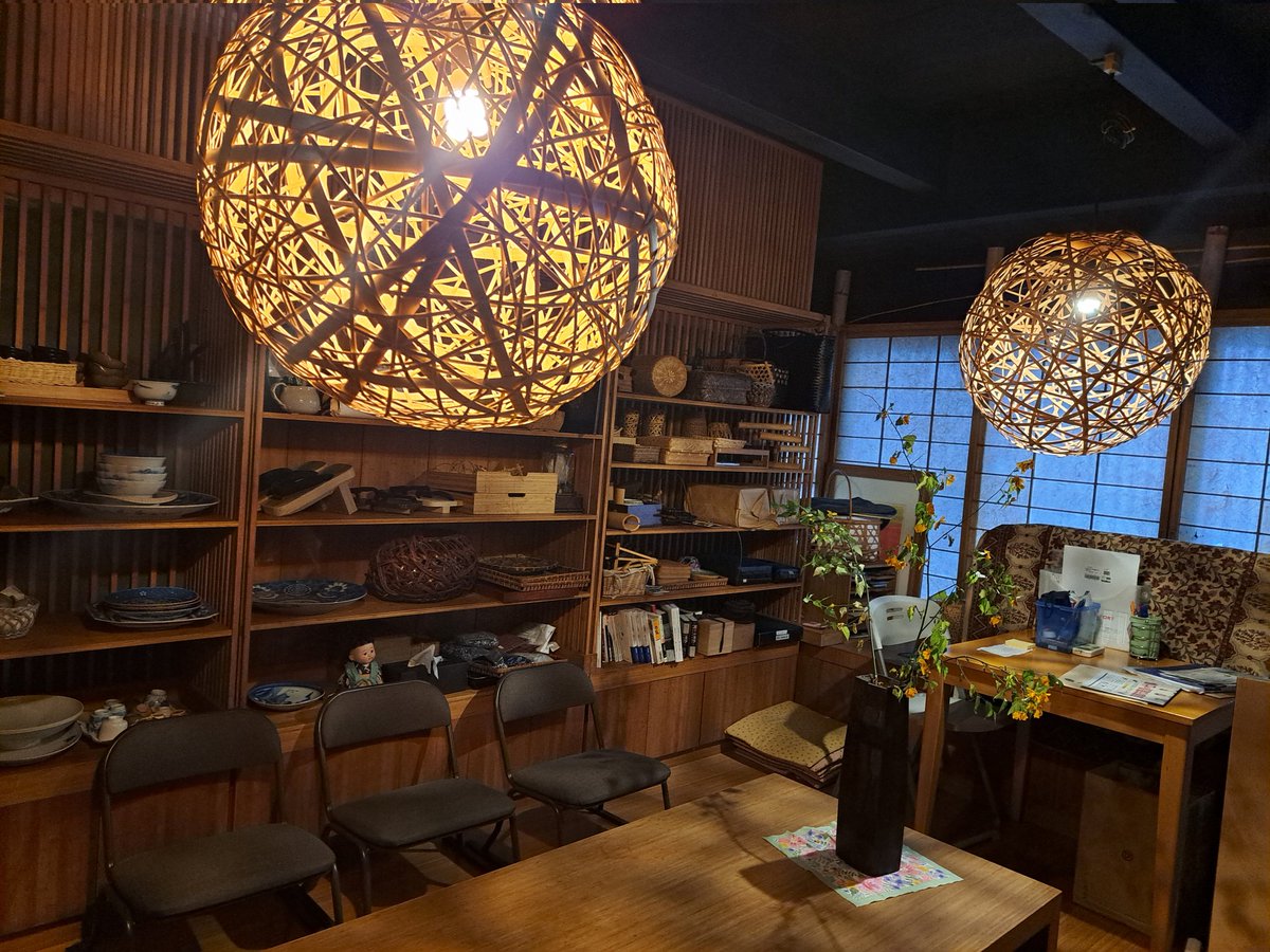 jmQzBBJwK526678's tweet photo. 京都の町屋に行った時の写真
後ろ歯のMUSASHI と半下駄の一本歯下駄GETTA が並んで飾られていました。
この町屋には文化人や芸術家、学生など様々な方々が集まってきます。
文化が集まる場所。
#一本歯下駄
#MUSASHI
#GETTA https://t.co/4QP61Gsqiz