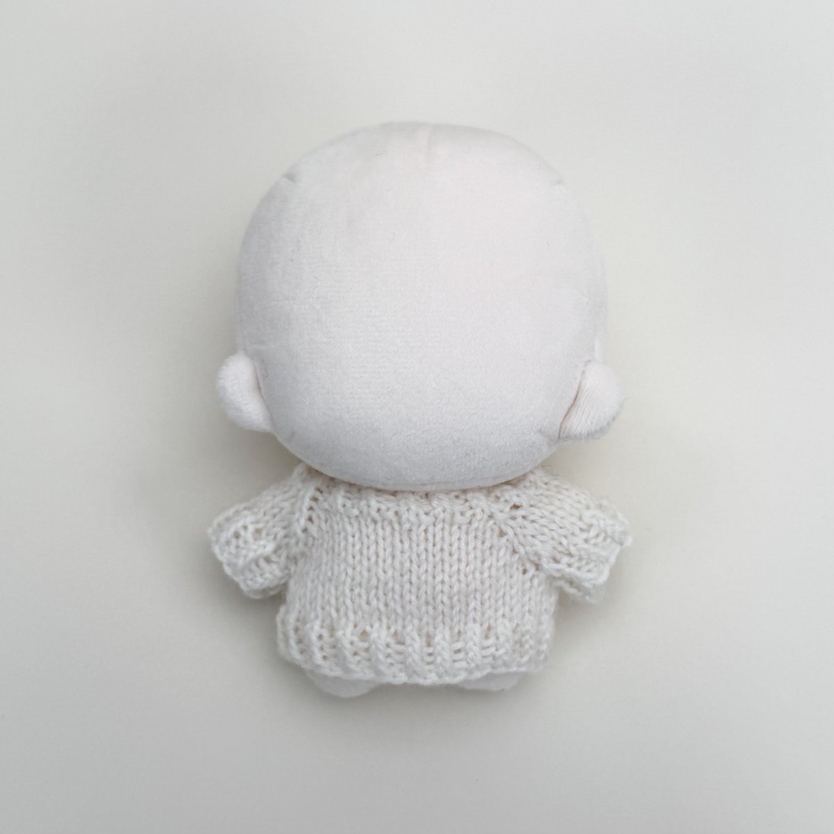 ソックヤーンで編む11cmぬいサイズのセーターの編み図です。
ぬいへのクリスマスプレゼントにもまだ間に合う！ぜひ編んでみてね🧶

※クレジット表記なしで商用利用OKです。
※編み図の販売や再配布は禁止です。