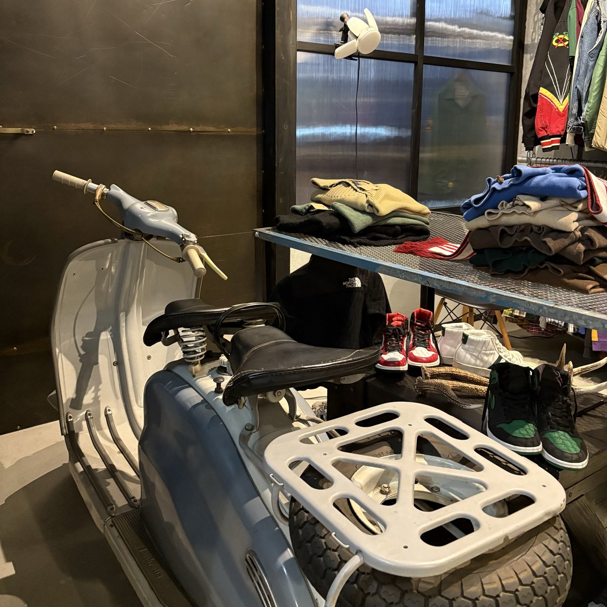 幼馴染が古着屋をやると言うので、僕は勝手にウキウキしている。ウキウキついでに変なものを勝手に持っていったりして、よりウキウキし、いよいよ開店間近となりドキドキしている始末だ。さてと、DIYで秘密基地が出来上がり、それを秘密にするのもなんだからお知らせです。みんな来てねー！