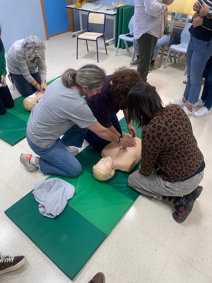 GVADrPeset's tweet image. 🩺🫁 Profesionales del Centro de Salud de Safranar han impartido diversos talleres de #RCP al profesorado del CEIP Humanista Mariner y del CEIP Rodríguez Fornos. 

🧑‍🧑‍🧒 Taller fundamental para mejorar y garantizar la seguridad de toda la comunidad escolar.