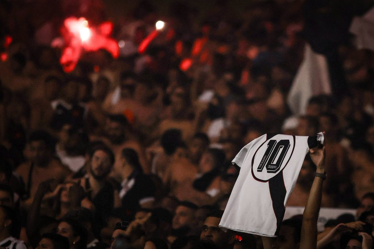 newscolina's tweet photo. Início, meio, fim… escanteio, lateral, falta, pênalti, gol, defesa, chute, dividida, até briga. 

Não importa o que esteja rolando em campo, NUNCA PARE DE CANTAR. #NossoSonhoÉIgual 🏆

📸 | Dikran Sahagian/Vasco da Gama