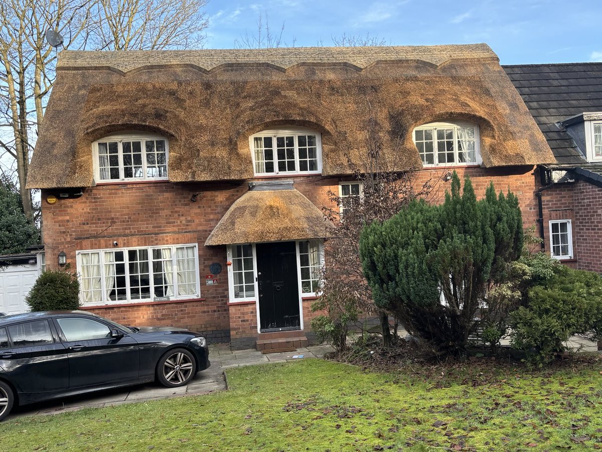 masterthatcher2's tweet image. It’s been nice working so close to our home base in #Altrincham. This re-thatch was carried out by Jim, Dave and Andy. #Thatching.