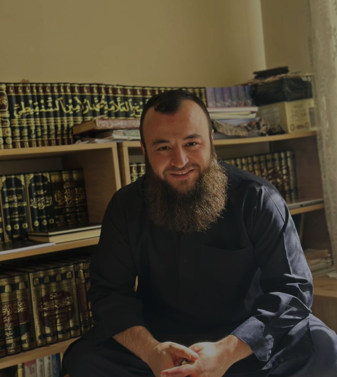MuslimNewsTR's tweet photo. 🚨 İstanbul’daki Geri Gönderme Merkezi’nde (GGM) 10 gün boyunca tutulan Suriye ve İngiltere vatandaşı Taıhan Haji’den 6 Kasım’dan beri haber alınamıyor. 

🔻 6 Kasım’da ailesiyle yaptığı son telefon görüşmesinde Haji���nin “Beni Suriye’ye gönderecekler” dediği, kısa süre sonra ise iletişimin tamamen kesildiği belirtildi.

🔻 GGM’ye giden eşi, yetkililerden “Taıhan içeride değil” cevabını aldı ve herhangi bir bilgi vermedi.

🔻 Ailesi ve yakınları, Haji’nin akıbetinin açıklanması için yetkililere çağrıda bulunuyor.