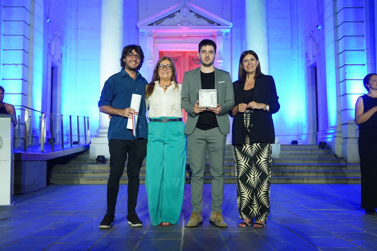 En una fecha que nos invita a reafirmar los valores democráticos, desde la Legislatura entregamos la distinción “Valores Democráticos Raúl Ricardo Alfonsin” a Cabaret Voltaire, el programa de streaming  de Brindis TV, por su valioso aporte al debate público y a la reflexión