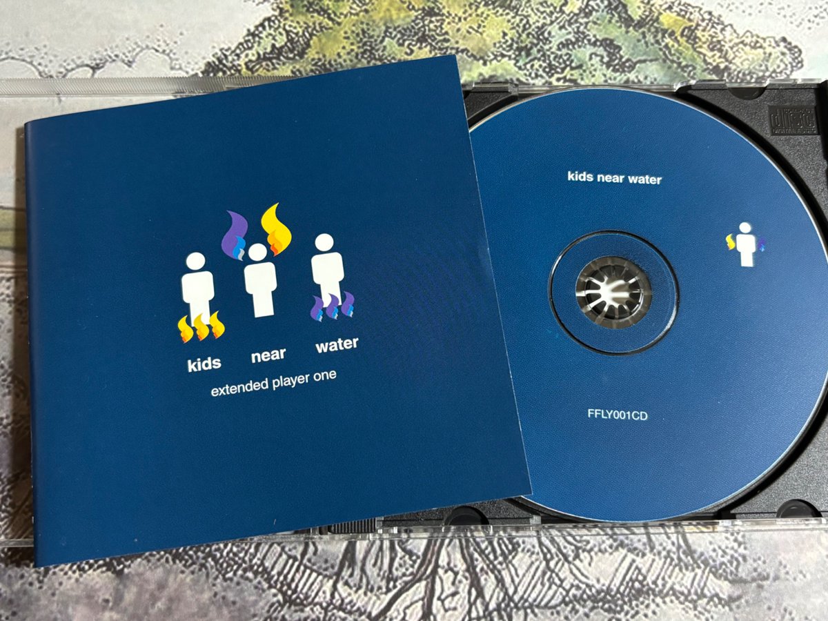 EmoAftermath's tweet image. かなりマニアックな00年前半に活動していたエモバンドkids near waterの初期EPです
エモコアな音になっておりますが、のちの作品になるにつれミドルテンポでメロウなエモに変わっていきます
m.youtube.com/watch?v=rj3ypp…