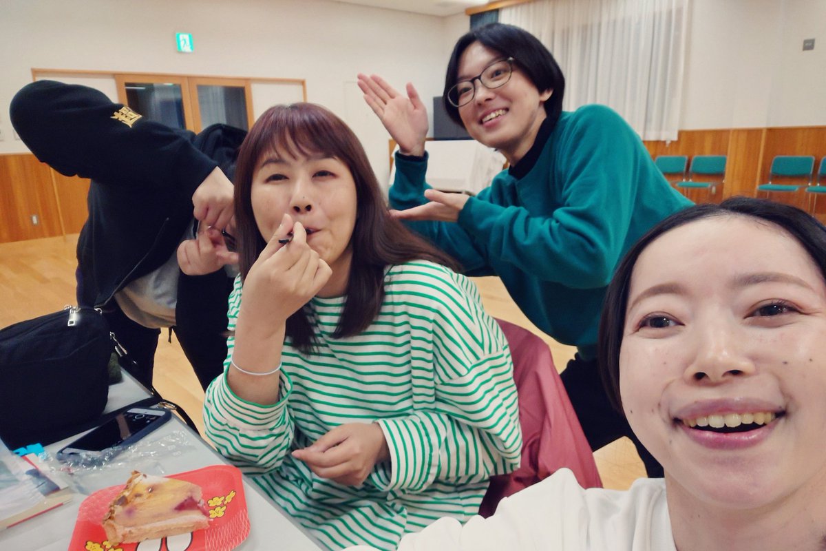 jonetsu_d_y_md's tweet photo. 昨日は久しぶりにメンバー全員集合！！！！
叫び暴れることなく、近況報告や来年の各々のスケジュール確認やお土産渡しなどまったりと。
翌日お誕生日の杉浦氏のお祝いをしたりで、あっという間の3時間でございました🫠 https://t.co/Ca6VBU6vJz