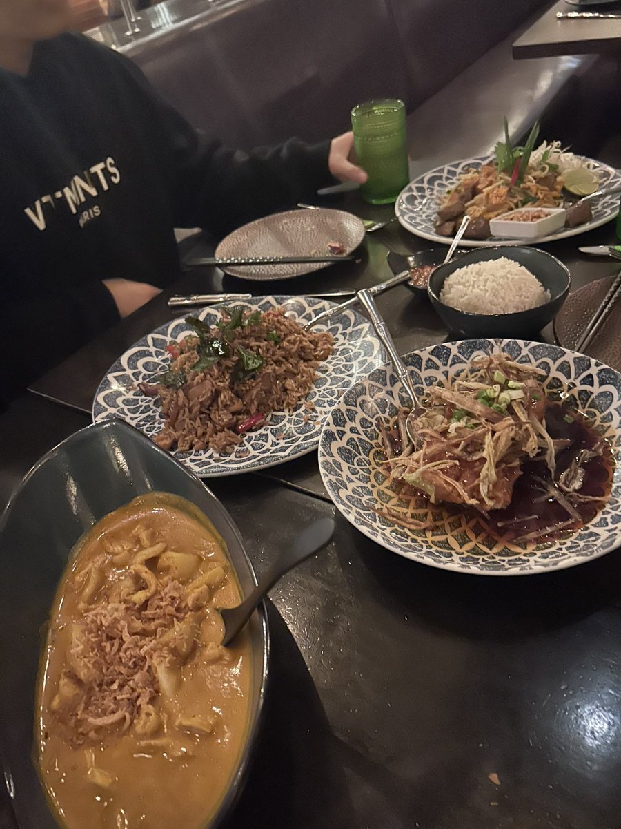 ANNON_poker's tweet photo. Ariaでの食事のあれこれ。
レモングラスのイエローカレーがナッツです。 https://t.co/OixolBqKGp