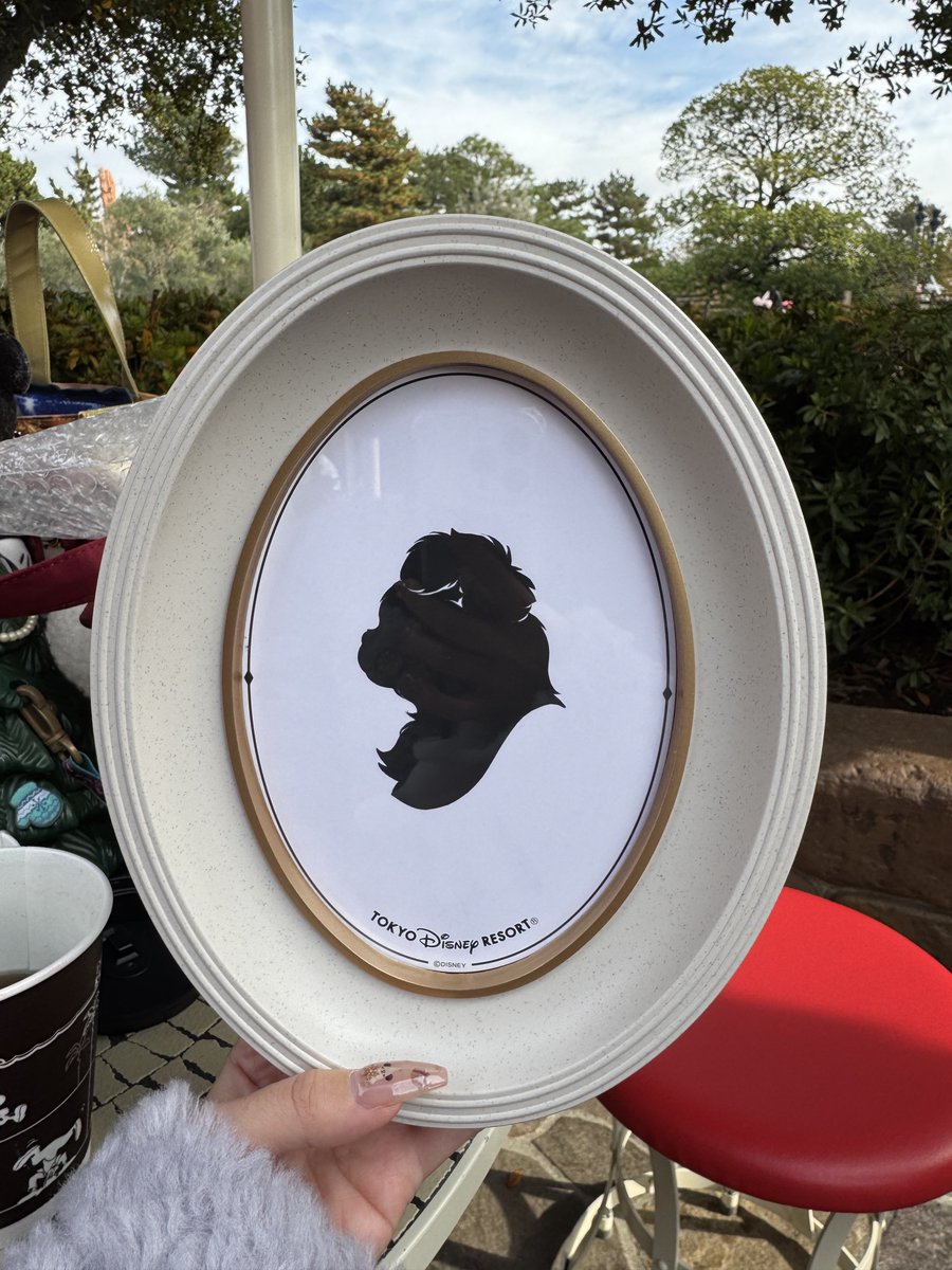 ディズニーランドのシルエットスタジオでペット（犬・猫）も作れるようになった情報見て絶対絶対作りたくて、このために撮影したお写真をアーティストさんにみせたら､『シャシンカンペキスギルネ❗️』って言ってもらえてうれしい꒰ᐡ⸝⸝› ·̫ ‹⸝⸝ᐡ꒱
（真横向いてないと作成できない）