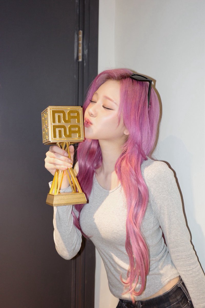 picbaemon's tweet image. PHARITA with her trophy