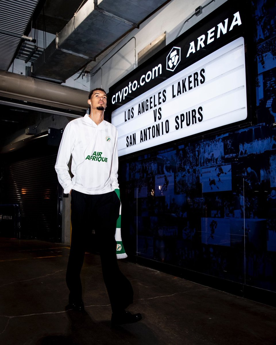 Victor Wembanyama est apparu hier soir avec le maillot Air Afrique x Nike lors du match des Spurs face aux Lakers 🌍✈️
