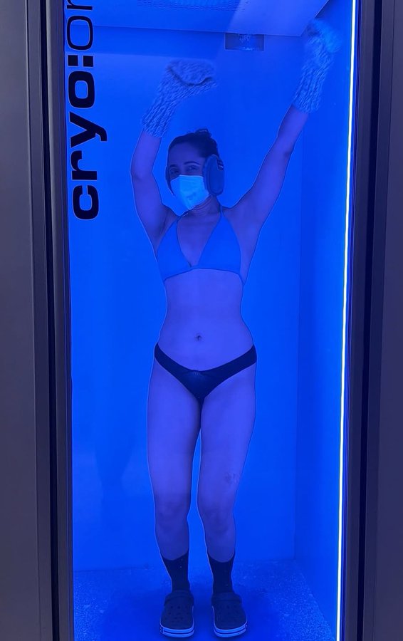 G74uTwVaAAAmc1B?format=jpg&name=900x900