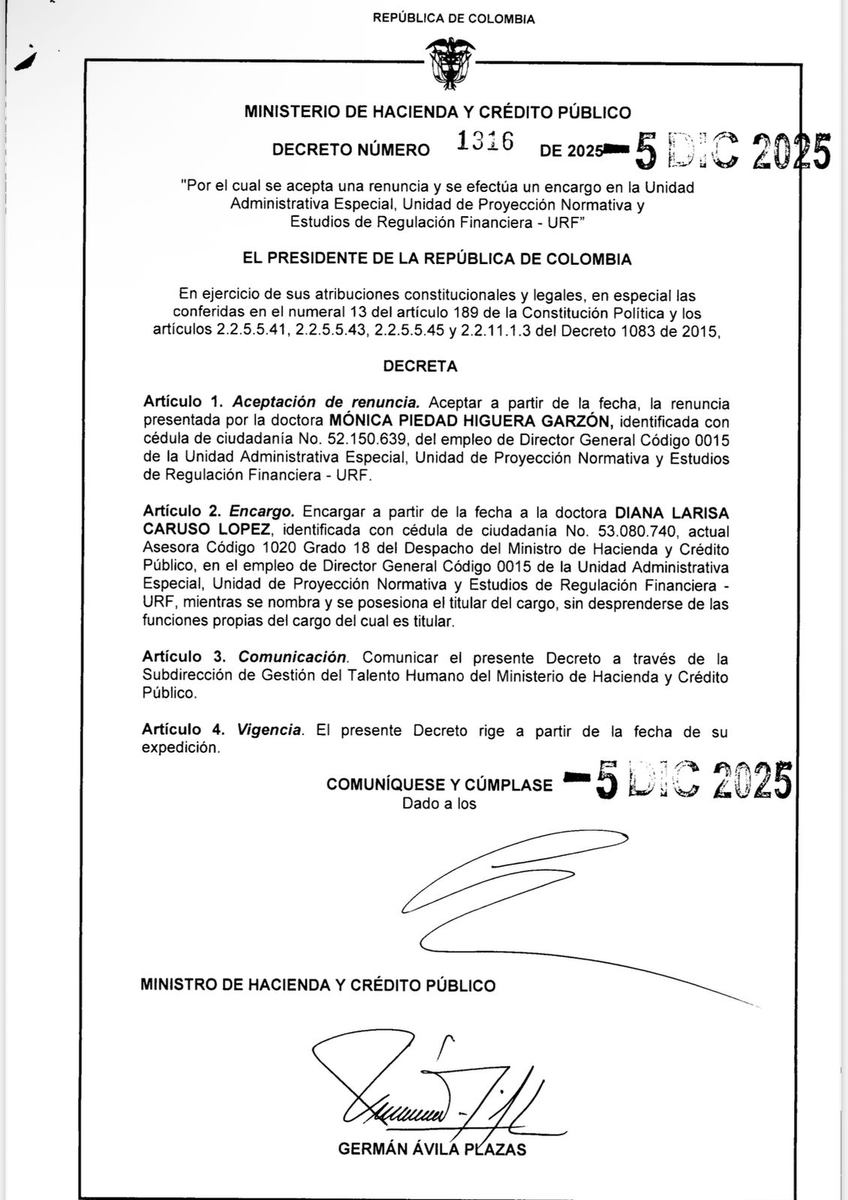 BluRadioCo's tweet photo. #EnDesarrollo Nueva renuncia en el Gobierno Petro. Se va Mónica Higuera, directora de la Unidad de Regulación Financiera, y lo hace en medio de la presión del presidente Gustavo Petro para sacar adelante un proyecto de decreto para que los fondos de pensiones se vean obligados a traer de vuelta a Colombia el ahorro de sus afiliados que hoy está invertido fuera del país. A noviembre las inversiones de los fondos en el exterior superaron los 140 billones de pesos, un poco más de la mitad del total.