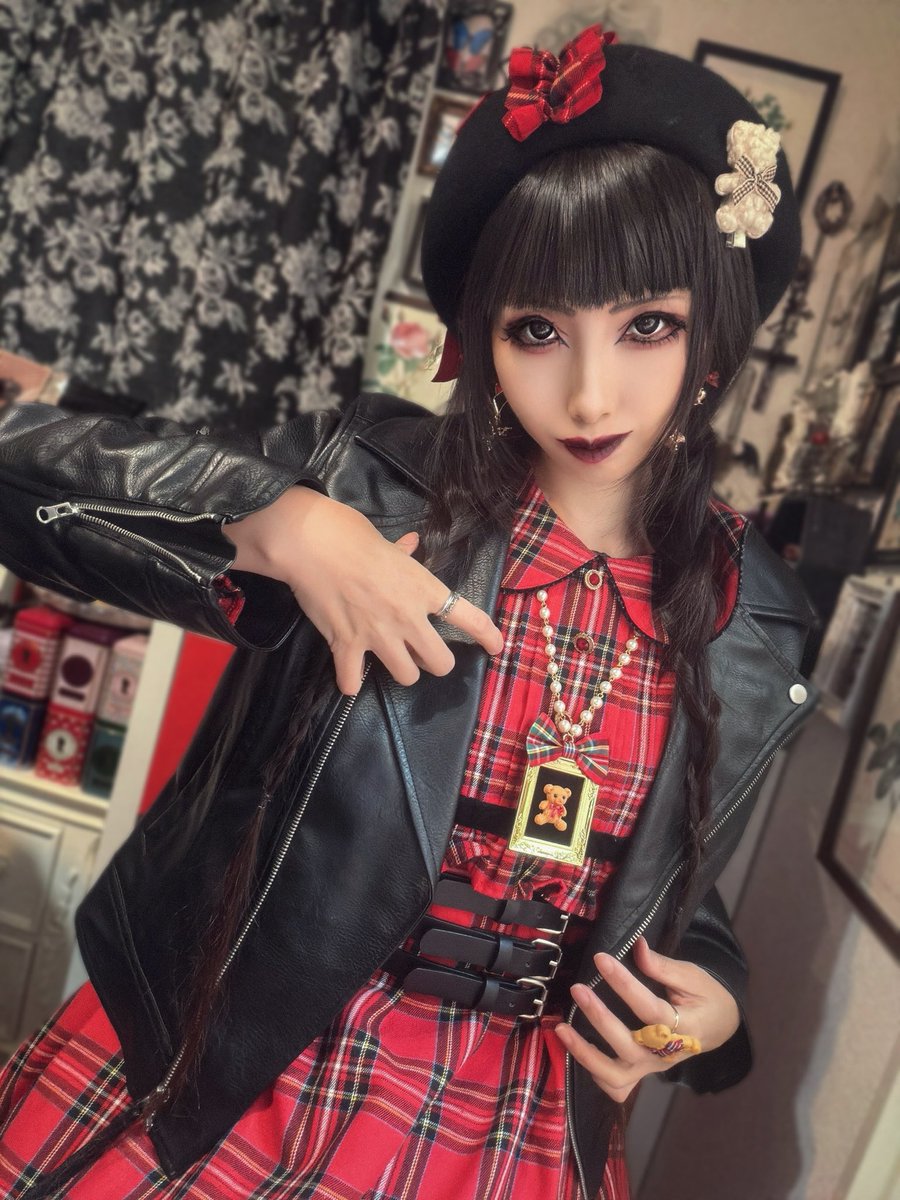 悪い顔でモフモフしたクマの可愛いクリップ付けてるのジワる… これさ