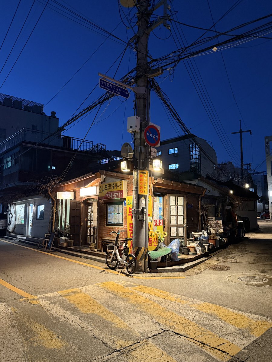 7年ほどぶりの韓国・ソウル。Korea Craft Trend Fairを皮切りに、街のいろいろなクラフトやデザイン、アートをまわっている。ここは歩いていてたまたま見つけた、小さな韓国料理店。