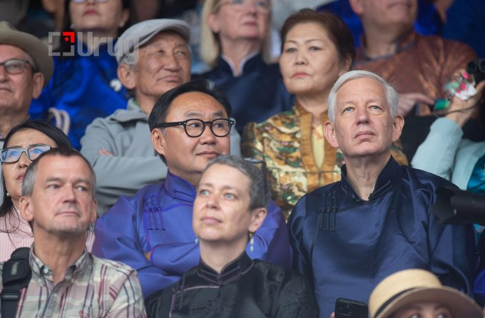 "Рио Тинто" групп зэвүүн системээр ажилладаг лдаа. Тэд Монголчуудыг Монголчуудаар нь намнуулж, талцуулж байгаад өөрсдийн гар хөлөө ашиглаж биднийг тонгорч байгаа. Харж л бай. Тэд уснаас цэвэр гарна. Мөнгөтэйгөө үлдэнэ, ашгаа ч хийнэ. Бид хрн баялаггүй, ашиггүй өртэй үлдэнэ