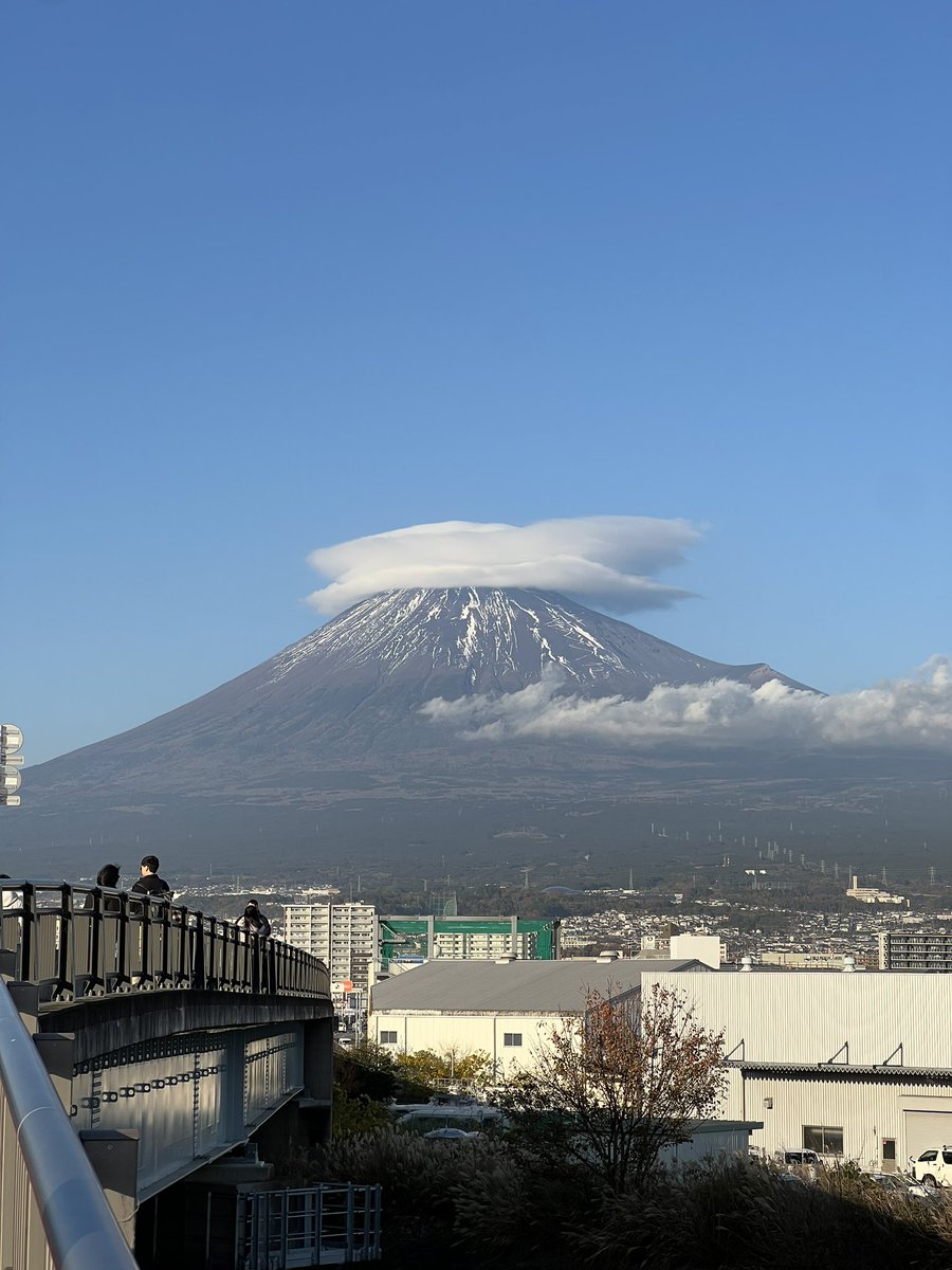 今日も天気が良くて、ずっと行きたかったスポットに行ってきました。

ちょうど富士山に笠雲がかかっていて、
地元の方も「一年に三、四回しか見られないよ」と教えてくれて、めちゃラッキー🥹✌🏻