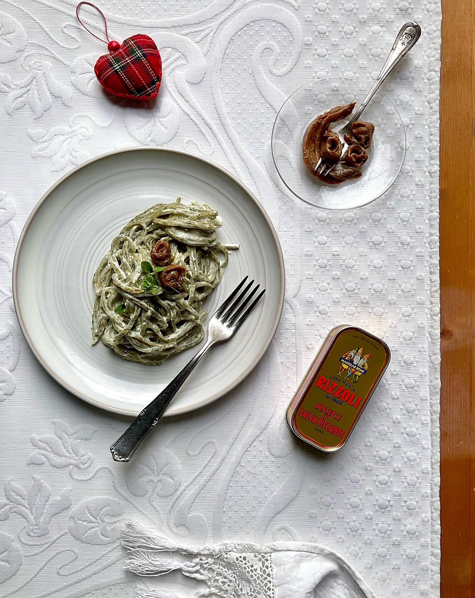 Piatto semplice dall’allure ligure: taglierini alle borragini, la tipica sàrsa de pigneu (salsa di pinoli) e le sfiziose Alici in Salsa Piccante di Rizzoli Emanuelli.
Buon pranzo!
#Lunchtime in #Liguria