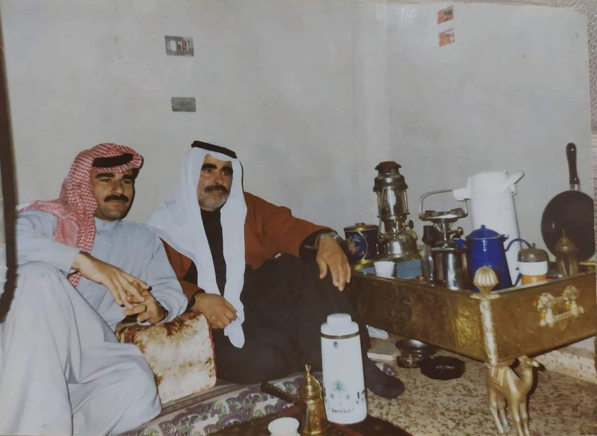Rey7d's tweet photo. @mocsyr والدي وجدي - حمص 1995 / البِشْت، أو العباءة كما تُعرَف في بعض مناطق سوريا، ما زلنا نرتديه بفخر حتى اليوم، وخاصة في المناسبات. https://t.co/W1MaL53xSn