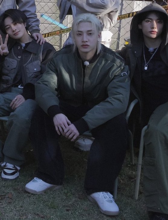 lixiesflower's tweet photo. he’s so college crush here i can’t explain it https://t.co/MVIMZpFYmE