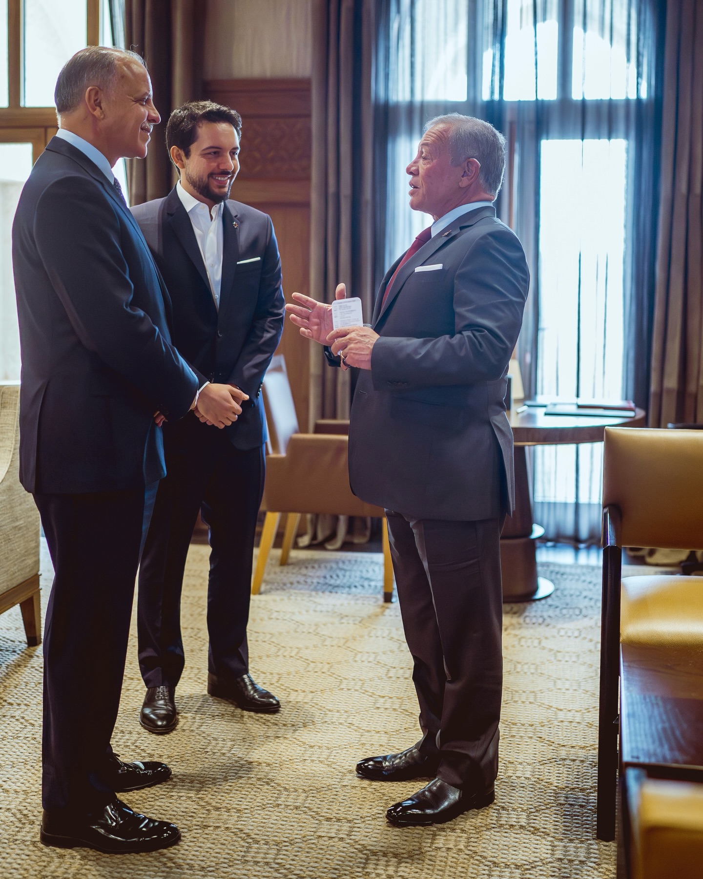 عاجل | جلالة الملك مع سمو ولي العهد وسمو الأمير فيصل، رئيس مجلس السياسات الوطني، قبيل أحد الاجتماعات الدورية لمجلس السياسات الوطني لمتابعة أهم الملفات والقضايا 