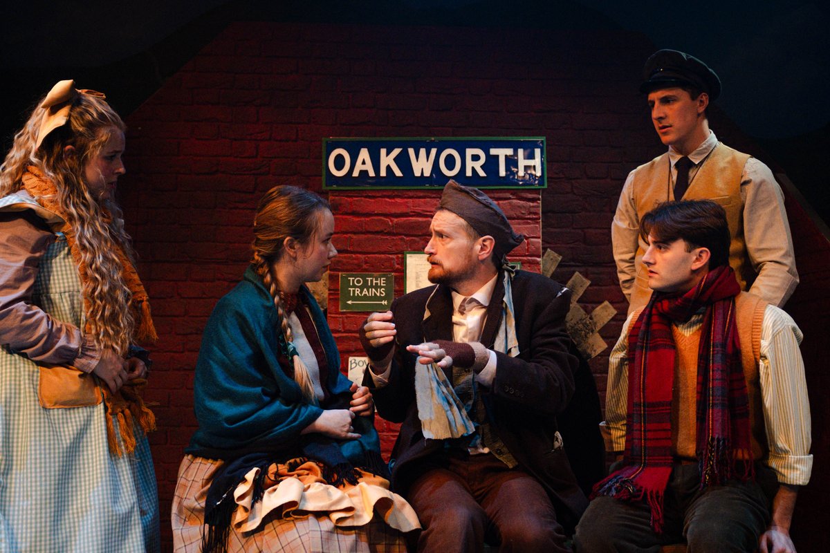 THE RAILWAY CHILDREN review <a href="/TheatreAtTabard/">Tabard Theatre</a>  Chiswick until 3 January 2026
Andrew Curtis • 11 December 2025

📷Matt Hunter

‘the famous set piece will not disappoint’ ★★★★★

londonpubtheatres.com/the-railway-ch…