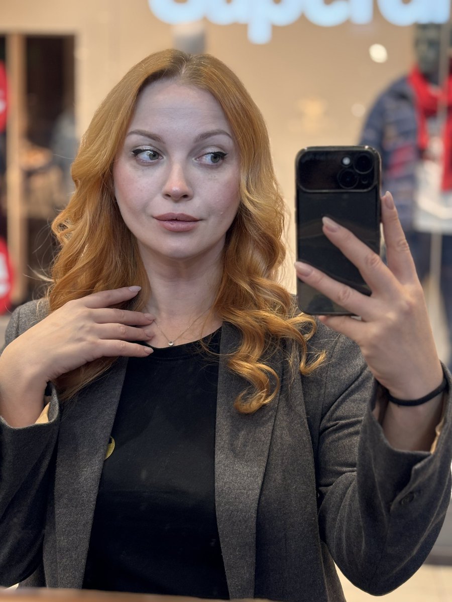 Пытаюсь настроиться на рабочий лад. 
Но в предновогоднее время хочется быть дома, а не разговаривать с людьми в молле х)
Надо как-то сфокусироваться и затащить эти 3 недели.