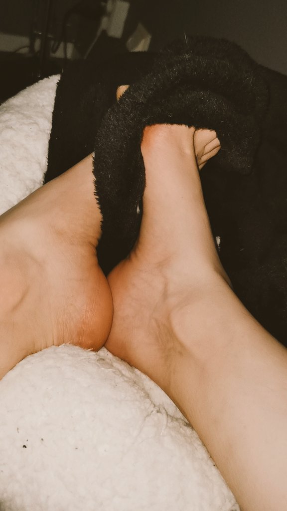 Ner på alla fyra och Visa du vet din plats slyna
Findom femdom