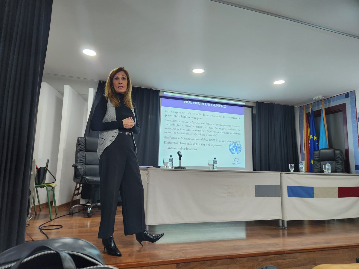 UnidadContraVG's tweet image. 🟣 La Jefa de la @UnidadContraVG, @LauraSSarompas, ha analizado en el @IESMF los riesgos asociados al uso de redes sociales entre adolescentes y jóvenes, y ha ofrecido herramientas para prevenir situaciones de vulnerabilidad o violencia digital en una charla dirigida a familias.