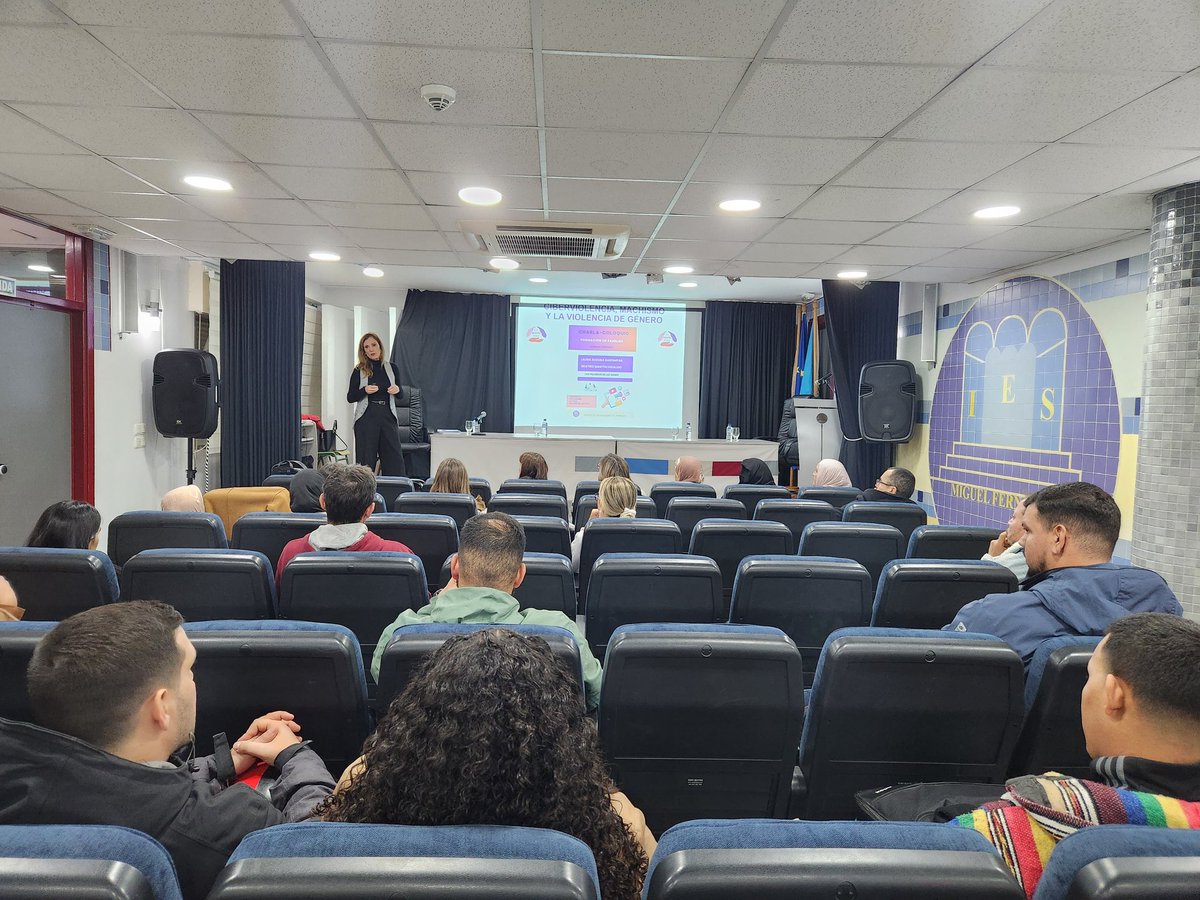 UnidadContraVG's tweet image. 🟣 La Jefa de la @UnidadContraVG, @LauraSSarompas, ha analizado en el @IESMF los riesgos asociados al uso de redes sociales entre adolescentes y jóvenes, y ha ofrecido herramientas para prevenir situaciones de vulnerabilidad o violencia digital en una charla dirigida a familias.